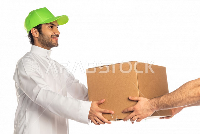 بورتريه لرجل عربي سعودي خليجي يرتدي قبعه خضراء يقوم بتسليم الطلبات والبضائع للزبائن, التسوق الالكتروني, طلبات اونلاين, التسوق الذكي, عملية شحن وتوصيل موثوقه, مندوب توصيل, امين مخازن