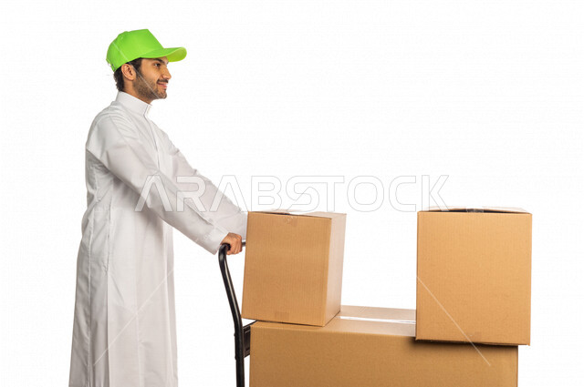 بورتريه لرجل عربي سعودي خليجي يرتدي قبعه خضراء يعمل في توصيل الطلبات والبضائع للزبائن, التسوق الالكتروني, طلبات اونلاين, التسوق الذكي, عملية شحن وتوصيل موثوقه, مندوب توصيل, امين مخازن