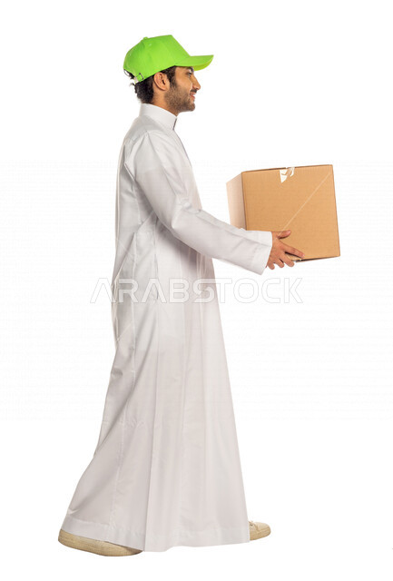 بورتريه لرجل عربي سعودي خليجي يرتدي قبعه خضراء يعمل في توصيل الطلبات والبضائع للزبائن, التسوق الالكتروني, طلبات اونلاين, التسوق الذكي, عملية شحن وتوصيل موثوقه, مندوب توصيل, امين مخازن