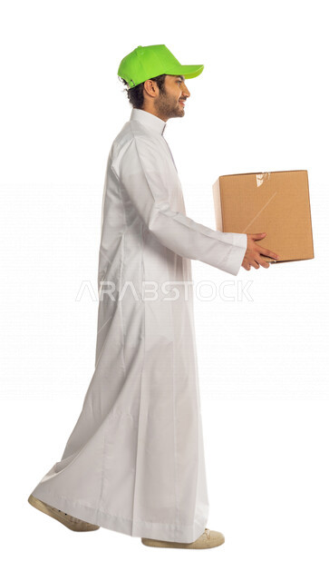 بورتريه لرجل عربي سعودي خليجي يرتدي قبعه خضراء يعمل في توصيل الطلبات والبضائع للزبائن, التسوق الالكتروني, طلبات اونلاين, التسوق الذكي, عملية شحن وتوصيل موثوقه, مندوب توصيل, امين مخازن