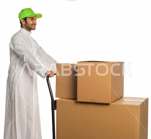 بورتريه لرجل عربي سعودي خليجي يرتدي قبعه خضراء يعمل في توصيل الطلبات والبضائع للزبائن, التسوق الالكتروني, طلبات اونلاين, التسوق الذكي, عملية شحن وتوصيل موثوقه, مندوب توصيل, امين مخازن