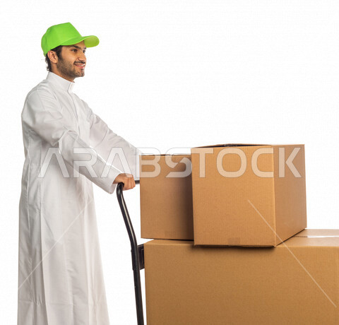 بورتريه لرجل عربي سعودي خليجي يرتدي قبعه خضراء يعمل في توصيل الطلبات والبضائع للزبائن, التسوق الالكتروني, طلبات اونلاين, التسوق الذكي, عملية شحن وتوصيل موثوقه, مندوب توصيل, امين مخازن