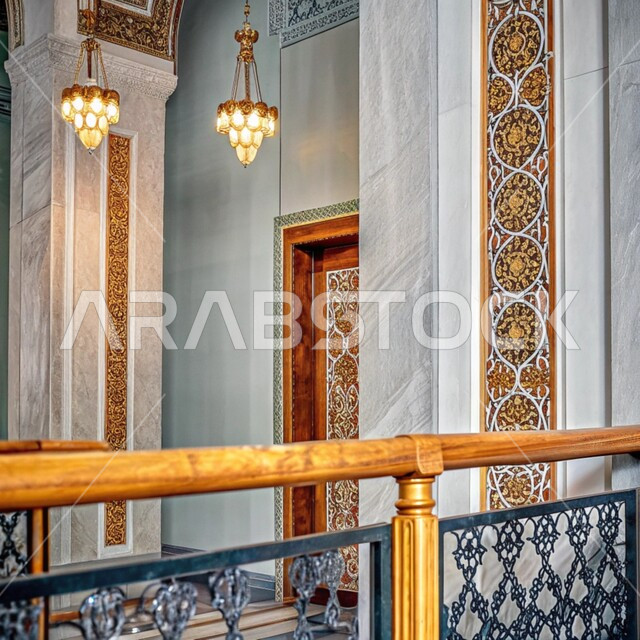 الفن الهندسي المعماري لبناء المساجد على الطراز الإسلامي القديم، الأجواء الروحانية الهادئة، مفهوم العبادة والتقرب الى الله تعالى, الزخرفات العربية الإسلامية, الأعمدة والأقواس المزخرفة