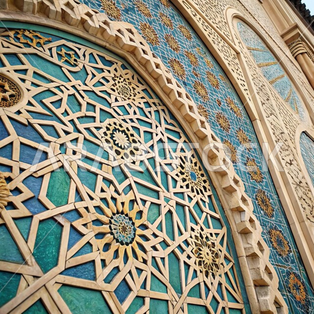 التصاميم والديكورات الخارجية الانيقة للمساجد في المملكة العربية السعودية، مفهوم العبادة والتقرب الى الله, الزخرفات الإسلامية التقليدية, النقوش والزخارف على الجدران الخارجية للمسجد, الفن الهندسي المعماري على الطراز العربي الإسلامي