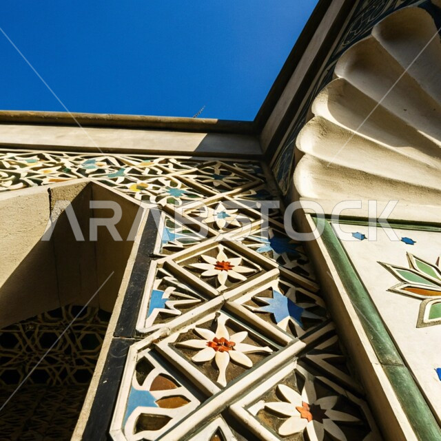 التصاميم والديكورات الخارجية الانيقة للمساجد في المملكة العربية السعودية، مفهوم العبادة والتقرب الى الله, الزخرفات الإسلامية التقليدية, النقوش والزخارف على الجدران الخارجية للمسجد, الفن الهندسي المعماري على الطراز العربي الإسلامي