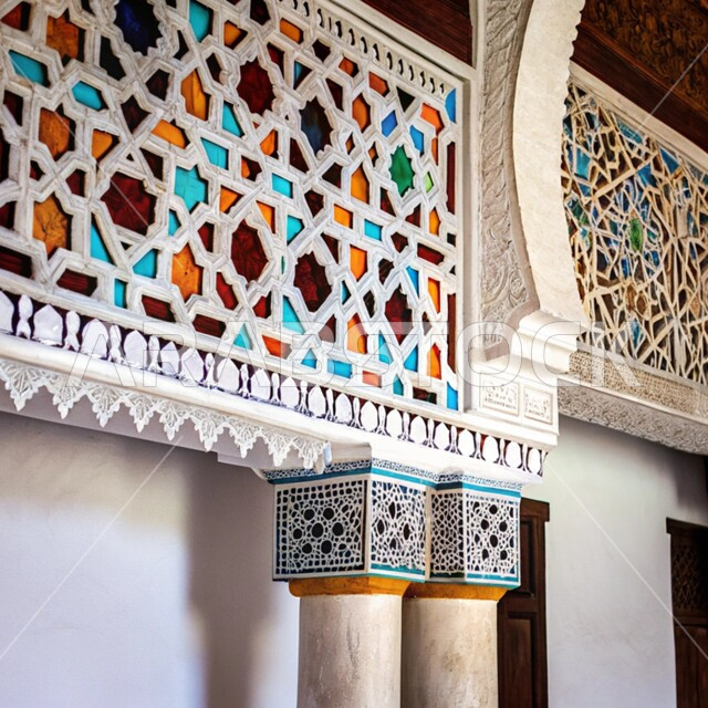 الديكورات الخارجية الانيقة للمساجد في المملكة العربية السعودية, تصاميم فنية مميزة , النقوش والزخرفات الإسلامية التقليدية الملونة على الجدران, الفن الهندسي المعماري على الطراز العربي الإسلامي