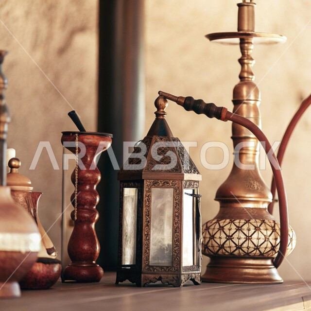 مهن وصناعات شعبية, الأدوات النحاسية التقليدية, المعدات القديمة المصنوعة من النحاس, منتجات محلية وطنية, أصالة وعراقة العادات والتقاليد في المملكة العربية السعودية, الحرف اليدوية التراثية, فانوس مزخرف وشيشة عربية