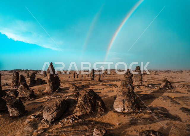 التكوينات والتشكيلات الصخرية الطبيعية في مدينة العلا بالمملكة العربية السعودية، المعالم التاريخية الأثرية السياحية، جمال الطبيعة الصحراوية، جذب و استقطاب السياح من كافة انحاء العالم, خلفية السماء الزرقاء الصافية