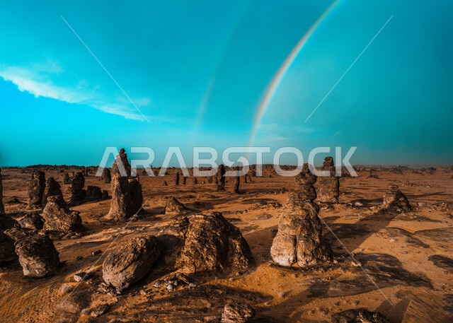 التكوينات والتشكيلات الصخرية الطبيعية في مدينة العلا بالمملكة العربية السعودية، المعالم التاريخية الأثرية السياحية، جمال الطبيعة الصحراوية، جذب و استقطاب السياح من كافة انحاء العالم, خلفية السماء الزرقاء الصافية