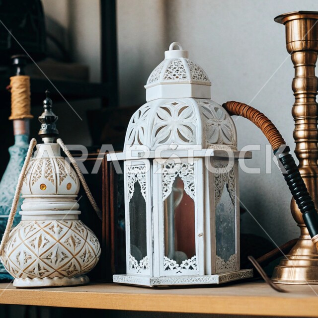 عراقة وأصالة العادات والتقاليد في المملكة العربية السعودية, الصناعات والحرف اليدوية التراثية, معدات ومصنوعات نحاسية شعبية, منتجات محلية وطنية, الأدوات العربية تقليدية المصنوعة من النحاس, فانوس معدني مزخرف وشيشة عربية