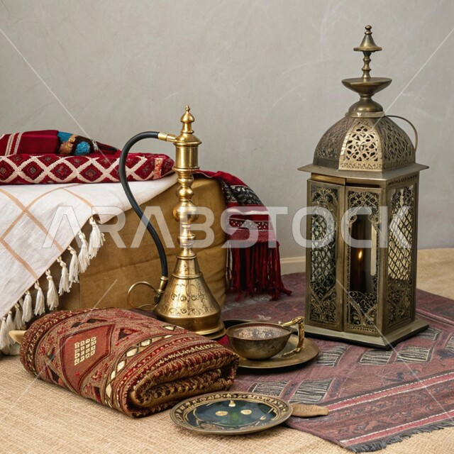 عراقة وأصالة العادات والتقاليد في المملكة العربية السعودية, الصناعات والحرف اليدوية التراثية, معدات ومصنوعات نحاسية شعبية, منتجات محلية وطنية, الأدوات العربية تقليدية المصنوعة من النحاس, فانوس معدني مزخرف وشيشة عربية