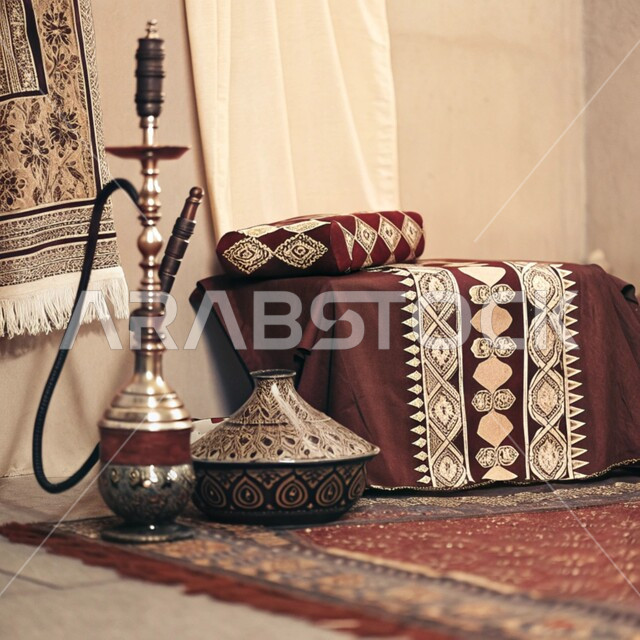 أصالة وعراقة العادات والتقاليد في المملكة العربية السعودية, الحرف والصناعات اليدوية التراثية, مصنوعات ومعدات نحاسية شعبية, منتجات محلية وطنية, الأدوات العربية تقليدية المصنوعة من النحاس, شيشة عربية في مكان تراثي
