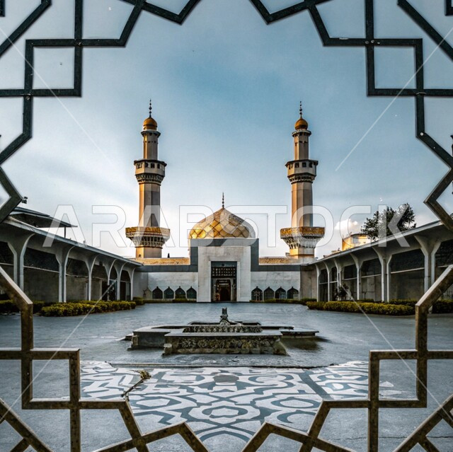 الفن الهندسي المعماري للقبب والمآذن، ديكورات وتصاميم على الطراز الإسلامي، صورة لنافذة تطل على مسجد بالمملكة العربية السعودية، أماكن العبادة والتقرب إلى الله، نداء المسلمين لأداء الفرائض والصلوات، إسلاميات وعبادة