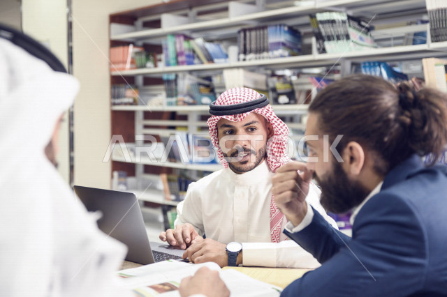 طلاب عرب سعوديين خليجيين في الجامعه, مشاركة المعلومات الدراسيه, مناقشة المواد الدراسيه, مشروع جماعي, بحث علمي, مدربين جامعيين, اجتماع فريق عمل داخل الشركه, تحديد استراتيجيات وأهداف العمل, وحدة العمل الجماعي