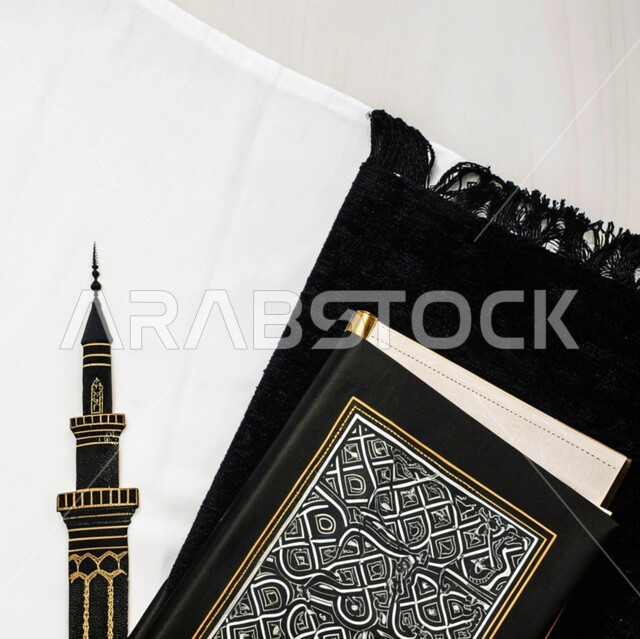زينة الأعياد والمناسبات الدينية، مفهوم العبادة والتقرب الى الله تعالى, مجسم لمئذنة احدى المسجد الاسلامي امام سجادة الصلاة، الديكورات والتصاميم الهندسية المميزة في رمضان المبارك, قدوم شهر الخير، خلفية بيضاء