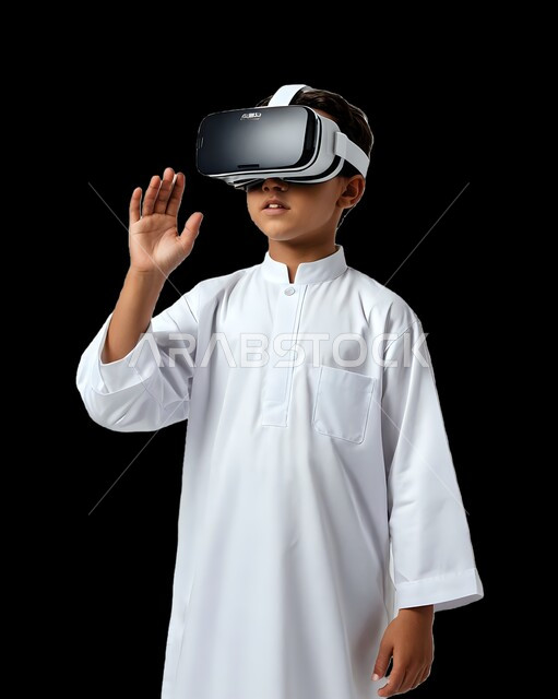 الاندماج ومحاولة امساك شيء ما, التفاعل ومحاكاة العالم الخيالي, بورتريه مقرب لولد عربي خليجي سعودي يرتدي الثوب التقليدي و نظارات الواقع الافتراضي، تقنيات حديثة وأجهزة تكنولوجية، الاستمتاع بنظارة في ار في مشاهدة الأفلام والفيديو، خلفية سوداء