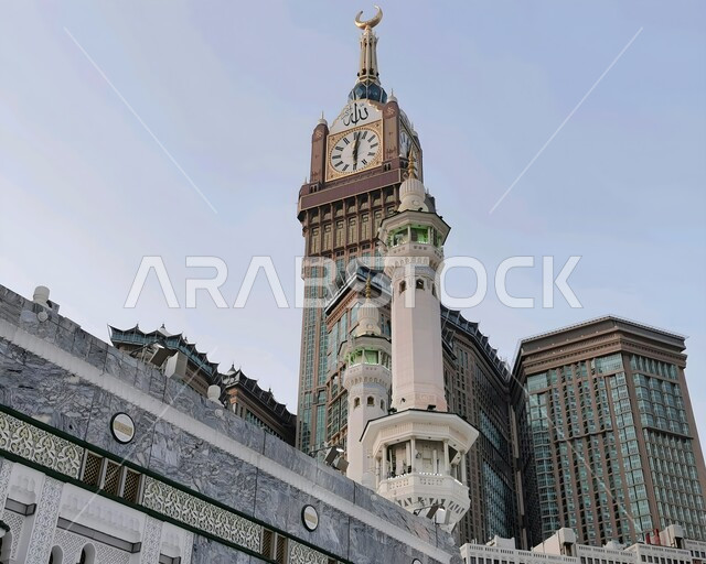 الفن الهندسي المعماري للمناطق المقدسة، صورة مقربة لمبنى برج الساعة الملكي ومآذن الحرم المكي الشريف في مكة المكرمة, أماكن ومعالم إسلامية مشهورة في المملكة العربية السعودية، النمو والتقدم العمراني للأبراج وناطحات السحاب والفنادق المحيطة به