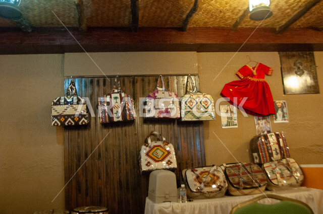 أصالة وعراقة التراث السعودي, المتاجر والاسواق الشعبية التراثية، المعالم السياحية التاريخية المشهورة، الحقائب الملونة المصنوعة من القش، الحرف والأعمال اليدوية التقليدية، المنتجات المحلية الوطنية في المملكة العربية السعودية