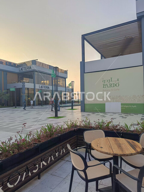 تجمع لعدد من الكافيهات والمطاعم في على طريق الكورنيش، أماكن سياحية للاستمتاع في مدينة جيزان، الفن الهندسي المعماري في بناء مطعم وكافيه لاتيريا في منطقة جازان بالمملكة العربية السعودية، الجلسات الخارجية الهادئة والممتعة، الواجهات الزجاجية الكبيرة للمباني