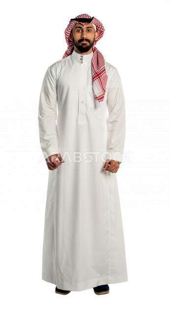 بورتريه لرجل عربي خليجي سعودي يقوم بجلسة تصوير، ينظر إلى الكاميرا بإيماءات وجه ويدين مختلفة ، خلفية بيضاء لرجل سعودي مسلم يرتدي زي تقليدي سعودي مع شماغ وعقال ، صورة بالطول الكامل ، كامل الجسم