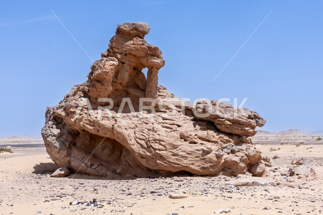 الآثار الطبيعية المتشكلة في الصحاري على مر آلاف السنين، التشكيلات الصخرية بأشكال غريبة ومميزة في صحراء مدينة الرياض بالمملكة العربية السعودية، علم الجيولوجيا والأرض، الطبيعة الجافة والبيئة القاحلة، الرمال الذهبية الناعمة في المناطق الصحراوية