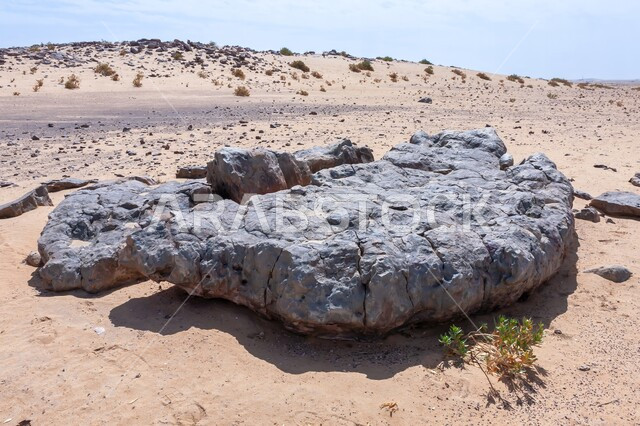 الآثار الطبيعية المتشكلة في الصحاري على مر آلاف السنين، التشكيلات الصخرية بأشكال غريبة ومميزة في صحراء مدينة الرياض بالمملكة العربية السعودية، علم الجيولوجيا والأرض، الطبيعة الجافة والبيئة القاحلة، الرمال الذهبية الناعمة في المناطق الصحراوية