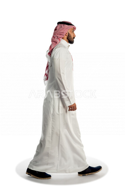 بورتريه لرجل عربي سعودي خليجي يقوم بجلسة تصوير ، يمشي للذهاب إلى العمل بإيماءات وجه ويدين مختلفة ، منظر جانبي لرجل سعودي مسلم يرتدي زي تقليدي سعودي مع شماغ وعقال ، خلفية بيضاء