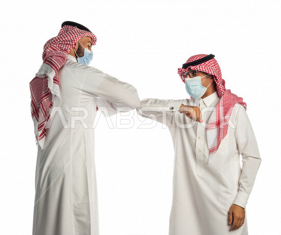 بورتريه لموظفان خليجيان سعوديان يتصافحان بإيماءات يدين مختلفة، المصافحة الأمنة للإلتزام بتعليمات الصحة، إرتداء القناع الطبي الوقائي للوقاية من فايروس كورونا كوفيد-19، زملاء عمل، شركاء عمل ، إتباع إجراءات الوقاية والحماية من الفيروسات، الحفاظ على المسافات