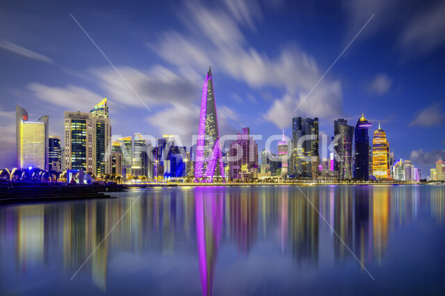  الفن الهندسي المعماري على الطراز الحديث للمنشآت والمباني المضيئة ليلا على كورنيش الدوحة, الواجهة البحرية على ساحل الخليج العربي  برج المانع في قطر، أماكن ومعالم ترفيهية سياحية, النمو والتطور العمراني للأبراج وناطحات السحاب