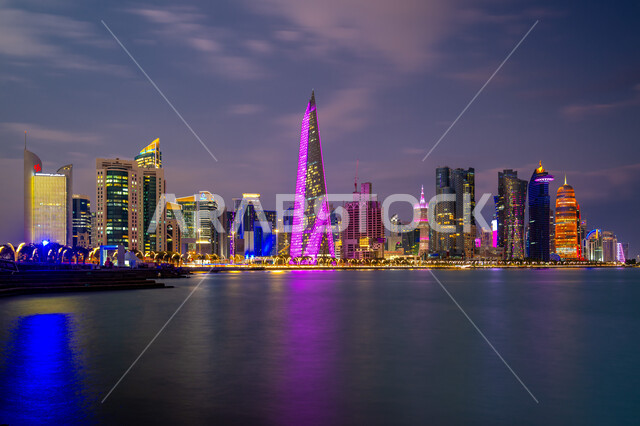 الواجهة البحرية على ساحل الخليج العربي برج المانع في قطر، الفن الهندسي المعماري على الطراز الحديث للمنشآت والمباني المضيئة ليلا على كورنيش الدوحة, أماكن ومعالم ترفيهية سياحية, النمو والتطور العمراني للأبراج وناطحات السحاب