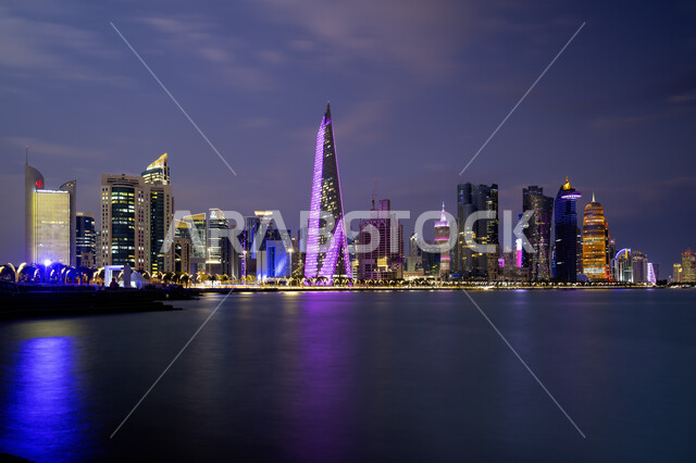 النمو والتطور العمراني للأبراج وناطحات السحاب, الفن الهندسي المعماري على الطراز الحديث للمنشآت والمباني المضيئة ليلا على كورنيش الدوحة, أماكن ومعالم ترفيهية سياحية, الواجهة البحرية على ساحل الخليج العربي، برج المانع في قطر