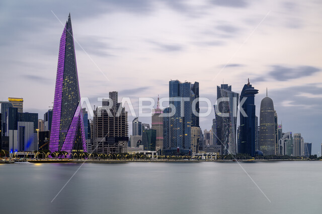 الفن الهندسي المعماري على الطراز الحديث للمنشآت والمباني على كورنيش الدوحة, أماكن ومعالم ترفيهية سياحية, الواجهة البحرية على ساحل الخليج العربي، برج المانع في قطر، النمو والتطور العمراني للأبراج وناطحات السحاب