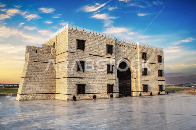 الفن الهندسي المعماري على الطراز العربي القديم, بوابة مدينة جدة الشمالية في وقت النهار, العمارة الإسلامية المميزة, المعالم التراثية الأثرية القديمة, الأماكن السياحية المشهورة في المملكة العربية السعودية