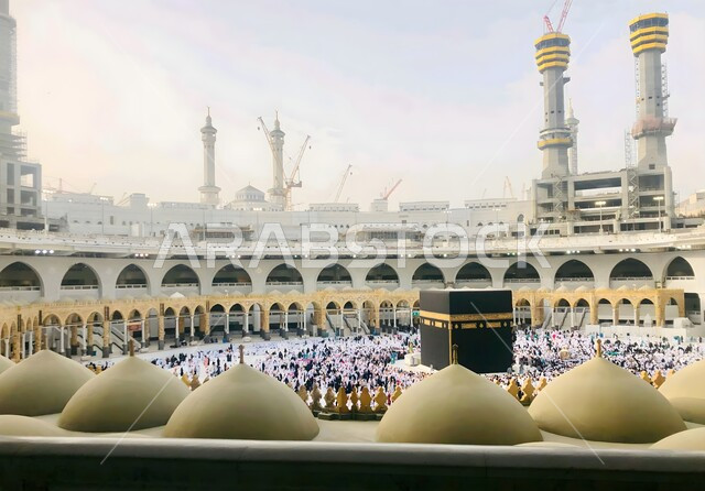 الكعبة المشرفة في الحرم المكي الشريف بمكة المكرمة, مقصد المسلمين من أنحاء العالم, أداء مناسك الحج والعمرة, الأماكن والمعالم الدينية الإسلامية المقدسة في المملكة العربية السعودية, العبادة والتقرب إلى الله تعالى