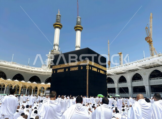 مقصد المسلمين من أنحاء العالم, أداء مناسك الحج والعمرة, الأماكن والمعالم الدينية الإسلامية المقدسة في المملكة العربية السعودية, العبادة والتقرب إلى الله تعالى, الكعبة المشرفة في الحرم المكي الشريف بمكة المكرمة