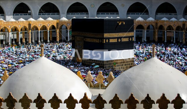 أداء مناسك الحج والعمرة, الأماكن والمعالم الدينية الإسلامية المقدسة في المملكة العربية السعودية, العبادة والتقرب إلى الله تعالى, الكعبة المشرفة في الحرم المكي الشريف بمكة المكرمة, مقصد المسلمين من أنحاء العالم