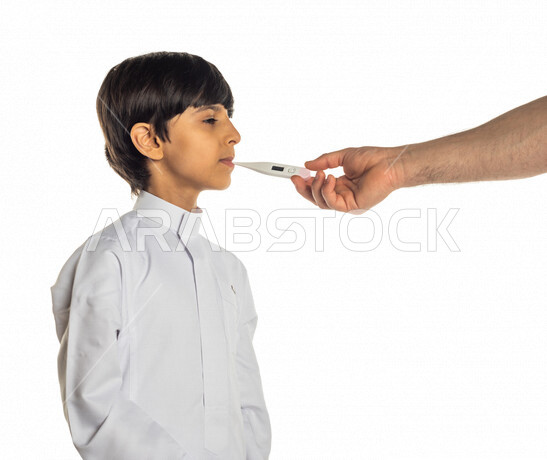 بورتريه ليد رجل عربي سعودي خليجي يضع جهاز الترمومتر لفحص درجة الحرارة لفتى سعودي خليجي، تعبيرات الوجه تدل على المرض والتعب ، خلفية بيضاء