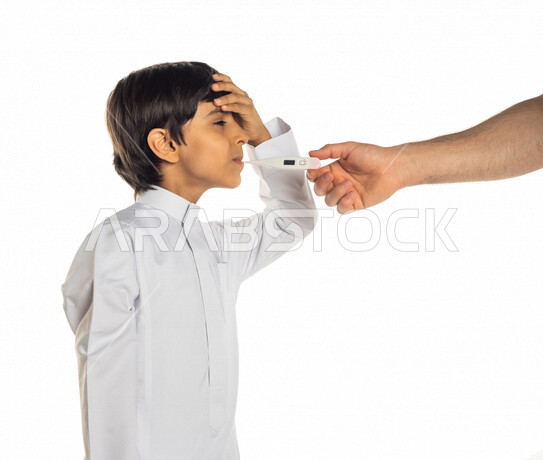 بورتريه ليد رجل عربي سعودي خليجي يضع جهاز الترمومتر لفحص درجة الحرارة لفتى سعودي خليجي، تعبيرات الوجه تدل على المرض والتعب ، خلفية بيضاء