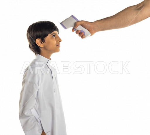 بورتريه ليد رجل عربي سعودي خليجي يضع جهاز لقياس درجة الحرارة لفتى سعودي خليجي، الوقاية من الأمراض ، خلفية بيضاء