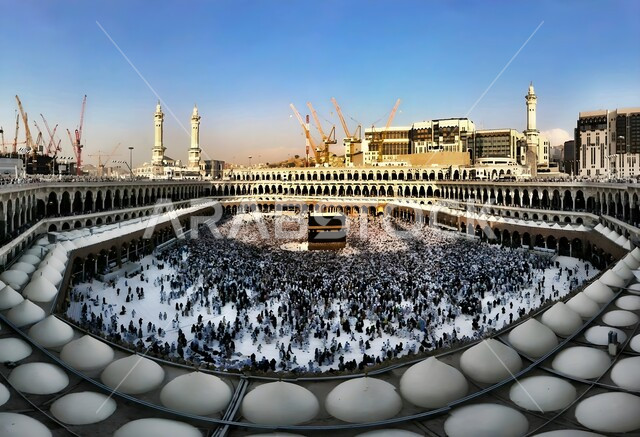 أداء مناسك الحج والعمرة, مفهوم العبادة والتقرب إلى الله تعالى, أماكن ومعالم دينية إسلامية مقدسة في المملكة العربية السعودية, الحجاج و المعتمرين يطوفون حول الكعبة المشرفة في الحرم المكي الشريف، زيارة بيت الله الحرام في مكة المكرمة