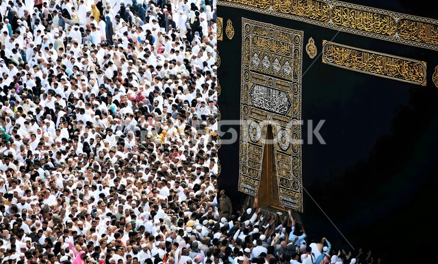 زيارة بيت الله الحرام في مكة المكرمة, أداء مناسك الحج والعمرة, مفهوم العبادة والتقرب إلى الله تعالى, أماكن ومعالم دينية إسلامية مقدسة في المملكة العربية السعودية, الحجاج و المعتمرين يطوفون حول الكعبة المشرفة في الحرم المكي الشريف