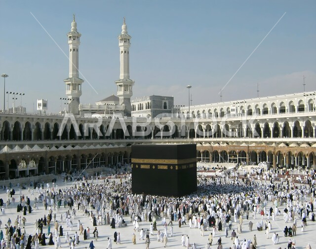 مفهوم العبادة والتقرب إلى الله تعالى, أماكن ومعالم دينية إسلامية مقدسة في المملكة العربية السعودية, الحجاج و المعتمرين يطوفون حول الكعبة المشرفة في الحرم المكي الشريف، زيارة بيت الله الحرام في مكة المكرمة، أداء مناسك الحج والعمرة
