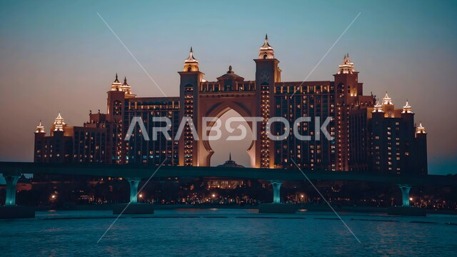 الفن الهندسي المعماري لتصميم منتجع اتلانتس المضيء ليلا في الإمارات العربية المتحدة، أماكن ومعالم سياحية مشهورة، جذب واستقطاب السياح من أنحاء العالم، الفنادق والمنتجعات السياحية الفاخرة في مدينة دبي على ساحل الخليج العربي