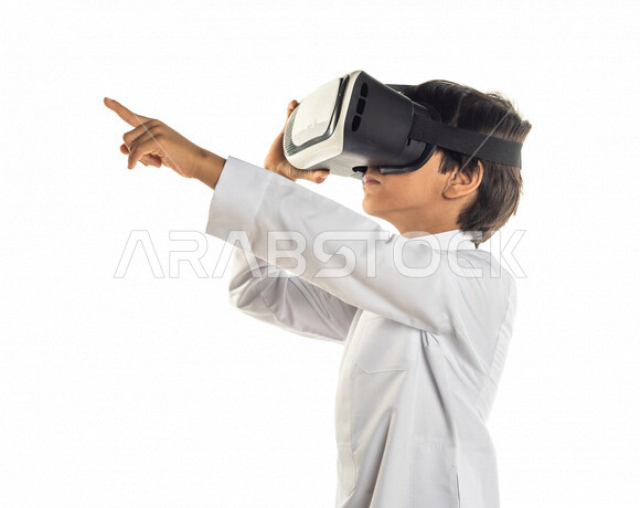 بورتريه طفل عربي سعودي خليجي سعيد ،يضع جهاز VR ويؤشر باصبعه بدهشه ، ايماءات وجه و يدين تدل على الاستمتاع  والحماس ، استخدام تقنية ثلاثية الابعاد ، خلفية بيضاء .