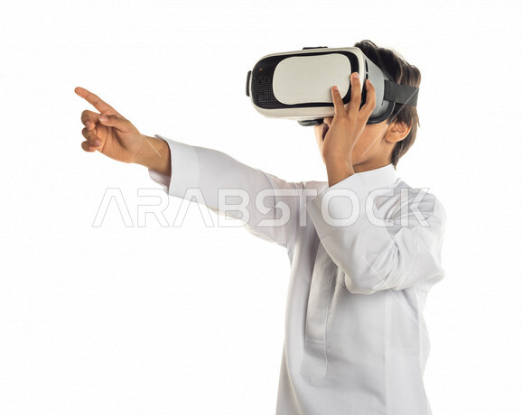 بورتريه طفل عربي سعودي خليجي سعيد ،يضع جهاز VR ويؤشر باصبعه بدهشه ، ايماءات وجه و يدين تدل على الاستمتاع  والحماس ، استخدام تقنية ثلاثية الابعاد ، خلفية بيضاء .