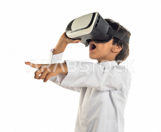 بورتريه طفل عربي سعودي خليجي سعيد ،يضع جهاز VR ويؤشر باصبعه بدهشه ، ايماءات وجه و يدين تدل على الاستمتاع  والحماس ، استخدام تقنية ثلاثية الابعاد ، خلفية بيضاء .