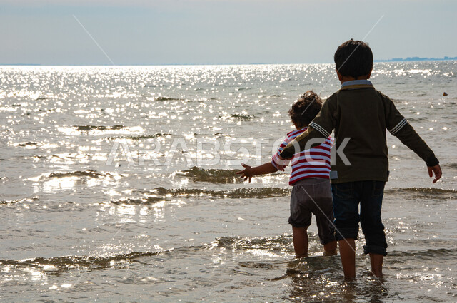 الاستمتاع بمنظر البحر في النهار, اطفال يلعبون على شاطئ نصف القمر بالمنطقة الشرقية في السعودية، الواجهة البحرية على ساحل الخليج العربي، أماكن الرحلات والنزهات العائلية في العطلة الصيفية، معالم سياحيه ترفيهية مشهورة في المملكة