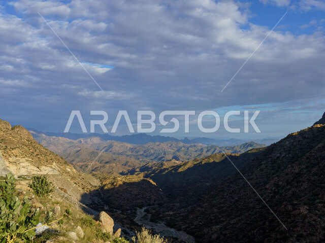  الطبيعة الجبلية و التكوينات الصخرية, معالم سياحية مشهورة في المملكة العربية السعودية, المرتفعات الجبلية في الباحة في مكة المكرمة, اماكن جذب و استقطاب السكان من كافة انحاء العالم, السماء الزرقاء المليئة بالغيوم