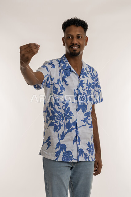 إمهال الوقت للقيام بشيء ما، الهدوء وطلب الإنتظار، بورتريه لرجل عربي خليجي إماراتي يرتدي الزي الكاجوال يرفع يده بإيماءات الصبر والتأن والتريث، شاب سعودي يقوم حركة يد وإشارات، خلفية بيضاء