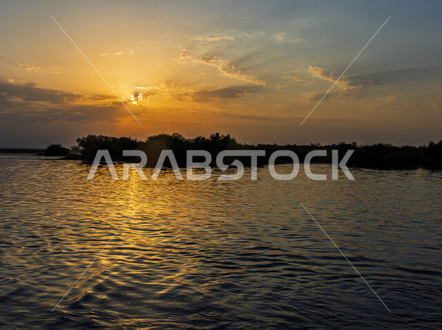 انعكاس ضوء غروب الشمس على شاطئ البحر في منطقة رابغ في مكة المكرمة، الأمواج الهادئة على شواطئ المملكة العربية السعودية، الطبيعة البحرية  في الاماكن الساحلية، خلفية الطبيعة